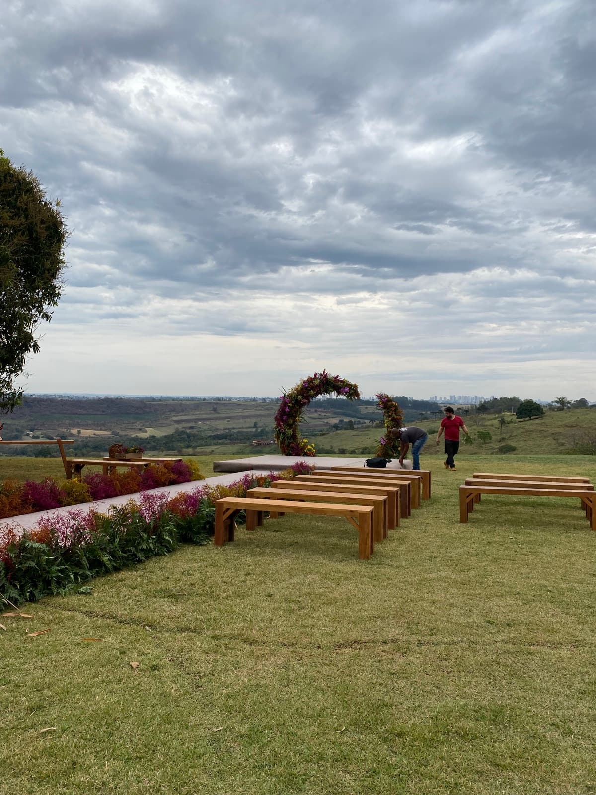 Cerimônia montada no gramado da Xakara com arco de flores e vista para o vale